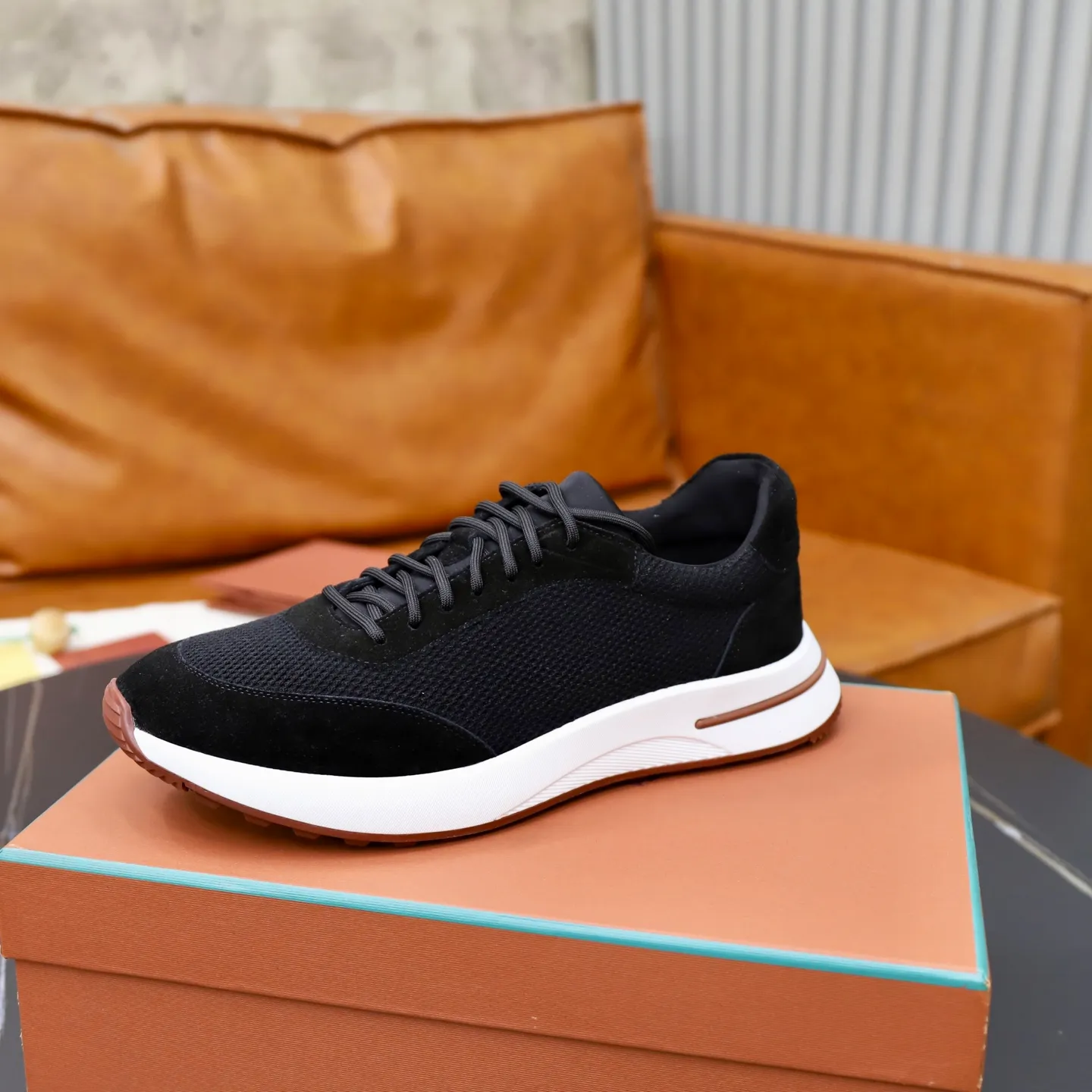 Ex-factory price: 560💰Loro Piana Tennis Walk men’s moral training sneakers! These new textured leather tennis shoes feature an ultra-low-top design for year-round wear and are water-resistant. The wrapped sole creates an effortlessly attractive color combination that harmoniously blends functionality with understated style. The ideal footwear option for urban dressing. The heel is decorated with a soft calfskin tongue with Kummel color inserts and an embossed LP logo. Cotton shoelaces. Material: Upper: Gray woven stitching with cowhide accents! Sole: Rubber lining: Cow leather original rubber sole, excellent foot comfort, complete package! Size: 38-39-40-41-42-43-44 leather shoe size (4546 can be customized)